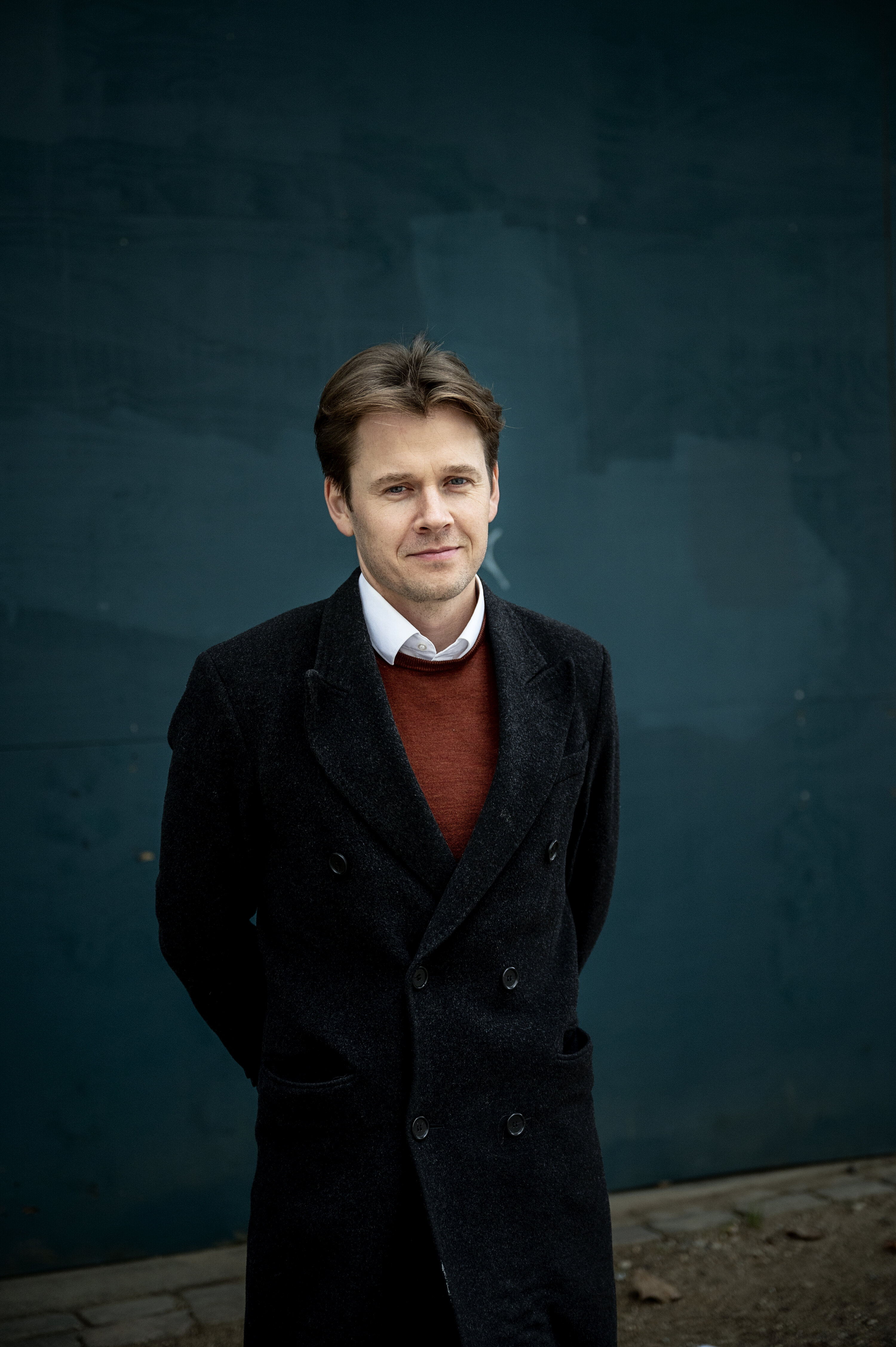 Niels oo med blå baggrund